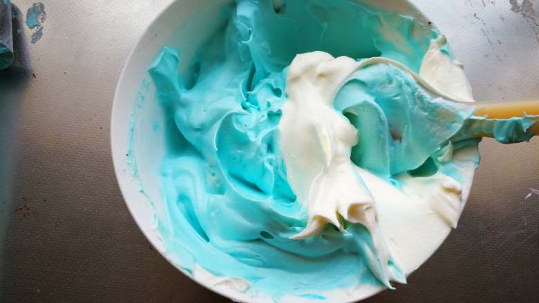萌翻少女心-芭比蛋糕,裱第二圈时剩余的蓝色奶油内加入一勺白色奶油拌匀。