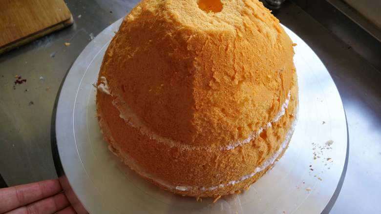 萌翻少女心-芭比蛋糕,盖上第二片，同样的方法抹奶油铺水果，盖上最顶部一层。