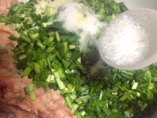 春天第一菜~韭菜肉沫锅贴,肉沫里加入韭菜和适量的盐和味精