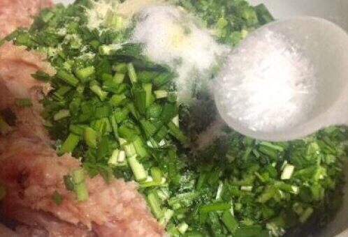 春天第一菜~韭菜肉沫锅贴,肉沫里加入韭菜和适量的盐和味精