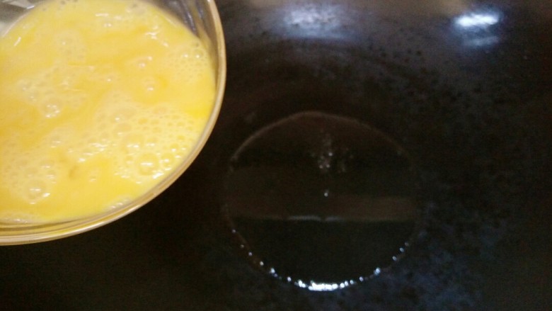 韭黄炒鸡蛋,锅内油烧热，倒入鸡蛋液。