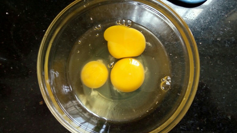 韭黄炒鸡蛋,鸡蛋打入碗中