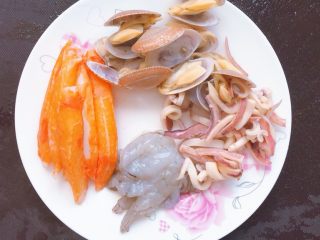 海鲜意大利面,煮好的花甲鱿鱼都捞起来，锅内的水不要浪费，留着等下可以用到