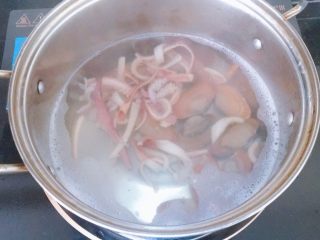 海鲜意大利面,烧开一锅水，把鱿鱼和花甲焯熟，花甲熟得快要马上捞起来，鱿鱼可以在锅中煮久一点