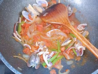 海鲜意大利面,接着把海鲜都倒进去（除了蟹肉棒），翻炒至变色，所有海鲜都裹上汤汁