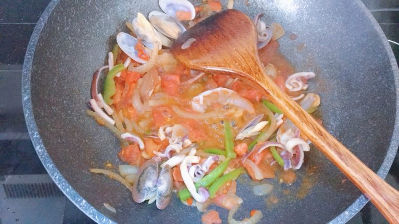 海鲜意大利面,接着把海鲜都倒进去（除了蟹肉棒），翻炒至变色，所有海鲜都裹上汤汁