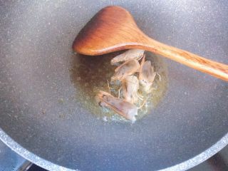 海鲜意大利面,锅内倒入油，放入虾头炒出虾油