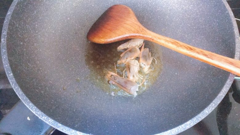 海鲜意大利面,锅内倒入油，放入虾头炒出虾油