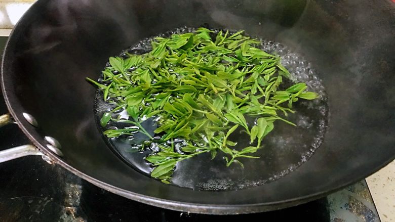 新鲜茶叶入菜，春天里最清新淡雅的味道,茶叶放入沸水锅中焯水十秒后捞出。