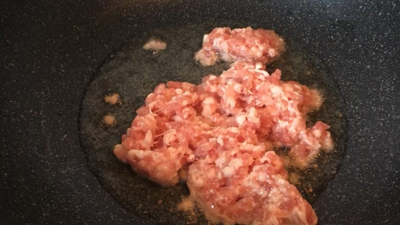 肉末蒜苗,热锅热油放入肉末。