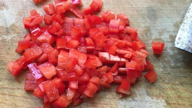 肉末蒜苗,红椒切成小碎块。