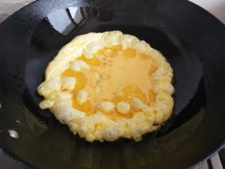 青蒜炒鸡蛋,油锅热了倒入鸡蛋液