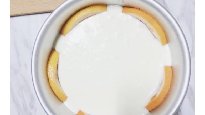 粉色西柚酸奶酪慕斯 |  Pinkkk Grapefruit&SourCream Mousse,倒入一般慕斯糊，放入冰箱冷冻。

让蛋糕表面快速凝固后拿出来，放上另一片西柚戚风，倒入剩余的酸奶酪慕斯糊，放入冰箱快速冷冻至表面凝固。