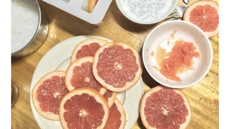 粉色西柚酸奶酪慕斯 |  Pinkkk Grapefruit&SourCream Mousse,西柚切片，在对半切半圆形，备用。