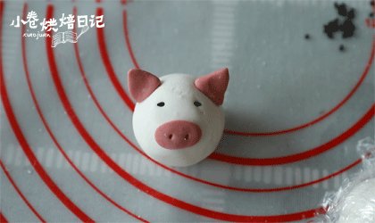 今年元宵节换种吃法，一锅萌萌的小猪祝您团团圆圆,13、取少量红色面团，做成猪的鼻子和耳朵，用黑芝麻做成猪的眼睛。