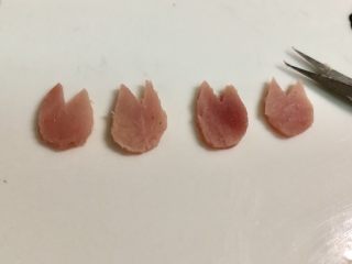 小萌猪火腿饭团,用小剪刀剪出4个猪蹄。