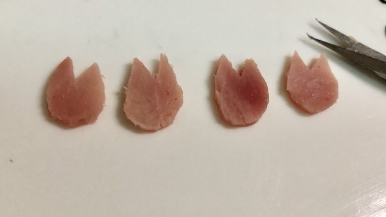 小萌猪火腿饭团,用小剪刀剪出4个猪蹄。