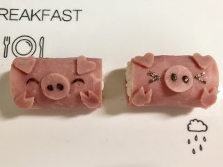 小萌猪火腿饭团,用海苔剪出小猪的鼻孔和嘴巴，表情可以自由发挥。