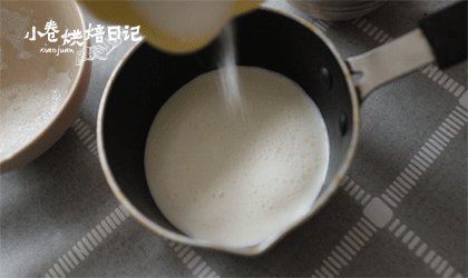 天气湿冷怎么办？来一碗姜撞奶，暖胃又美颜,2、牛奶倒入锅中，加入糖。