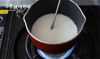 天气湿冷怎么办？来一碗姜撞奶，暖胃又美颜,3、加热牛奶，到锅边开始有小泡关火，晾一会。