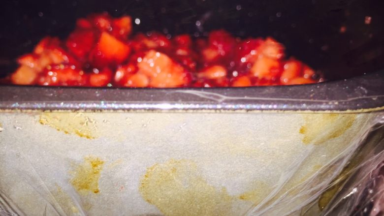自制草莓果酱,送入冰箱冷藏最好冷藏一夜，最少也要冷藏二小时，使草莓与糖充分融合