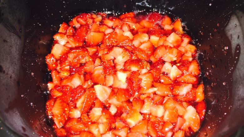 自制草莓果酱,冷藏好的草莓取出放入面包机，再放入半个柠檬的汁水，轻轻搅匀，启动果酱功能就可以了