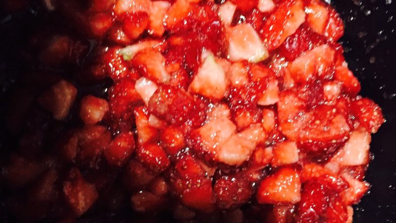 自制草莓果酱,将草莓洗干净沥干水分，切成小丁(也到以切很碎，个人喜欢果粒大点的，放入白糖轻轻搅拌均匀