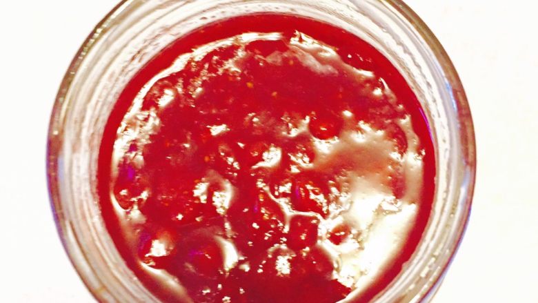 自制草莓果酱,事先准备一个干净罐用开水烫下，擦干水分，待草莓浆晾凉后装入罐中，冰箱冷藏密封保存，一周之内吃完，自己做的果酱营养又健康。