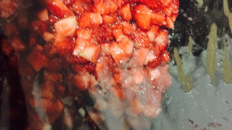 自制草莓果酱,盖上保鲜膜密封起来