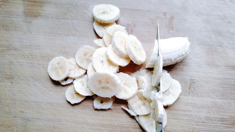 【宝宝辅食】无油香蕉牛奶鸡蛋松饼,香蕉去皮切片，从左边往右切，那样不容易粘刀。