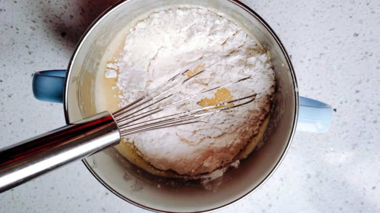 【宝宝辅食】无油香蕉牛奶鸡蛋松饼,加入40g面粉。