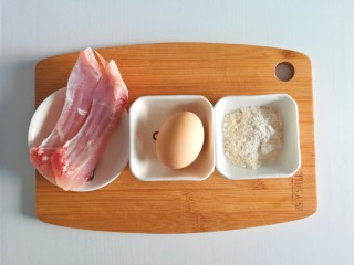补充蛋白质-宝宝辅食香煎鱼饼,食材准备:草鱼腹部85克、鸡蛋1枚、低筋面粉10克