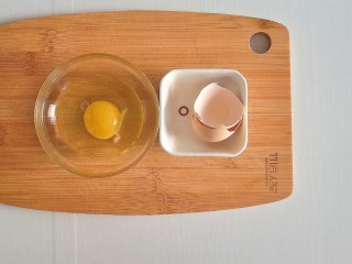 补充蛋白质-宝宝辅食香煎鱼饼,鸡蛋磕开