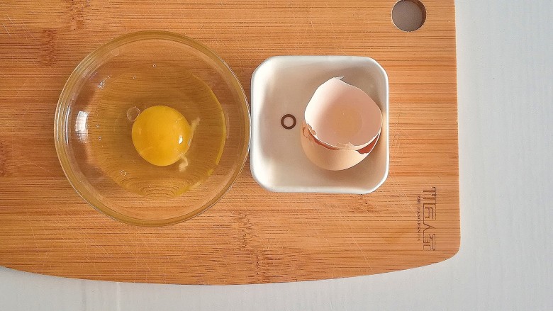 补充蛋白质-宝宝辅食香煎鱼饼,鸡蛋磕开