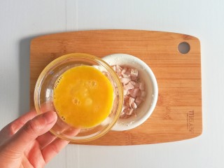 补充蛋白质-宝宝辅食香煎鱼饼,蛋液倒入鱼肉里搅拌均匀