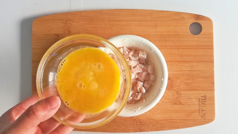 补充蛋白质-宝宝辅食香煎鱼饼,蛋液倒入鱼肉里搅拌均匀