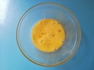 补充蛋白质-宝宝辅食香煎鱼饼,鸡蛋打散均匀