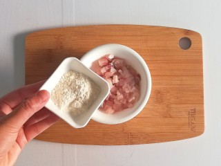补充蛋白质-宝宝辅食香煎鱼饼,面粉倒入鱼肉里搅拌均匀