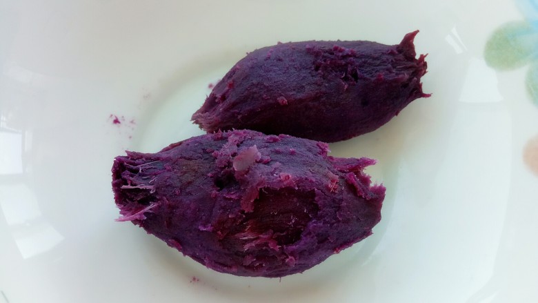 紫薯/红薯芝麻球,准备红薯蒸熟，去皮