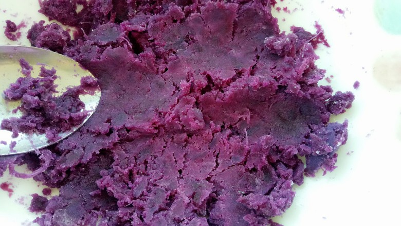 紫薯/红薯芝麻球,将白糖和紫薯泥拌匀