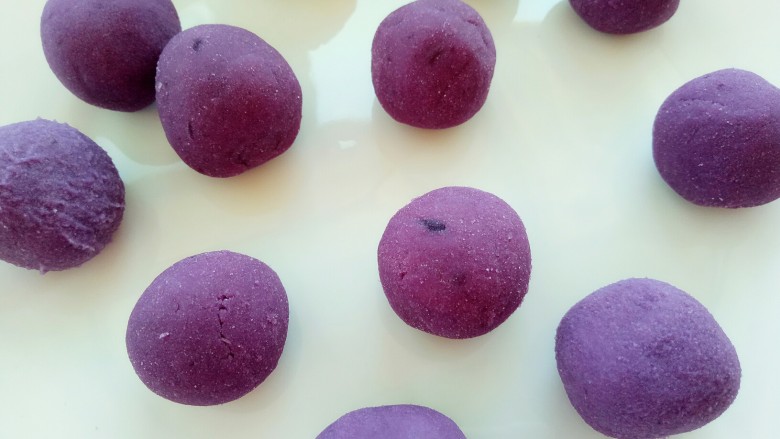 紫薯/红薯芝麻球,用手团成圆