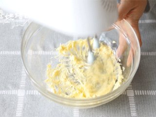 春天到底是什么颜色的，我在饼干中寻找到一抹薄荷绿,3、软化成膏状的黄油打发至颜色发白体积略有膨胀。