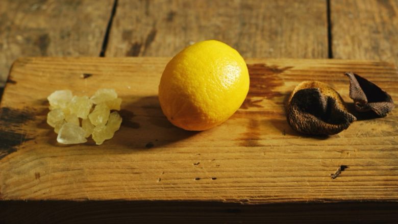 春秋季节你的喉咙需要一杯柠檬膏水,三种材料。