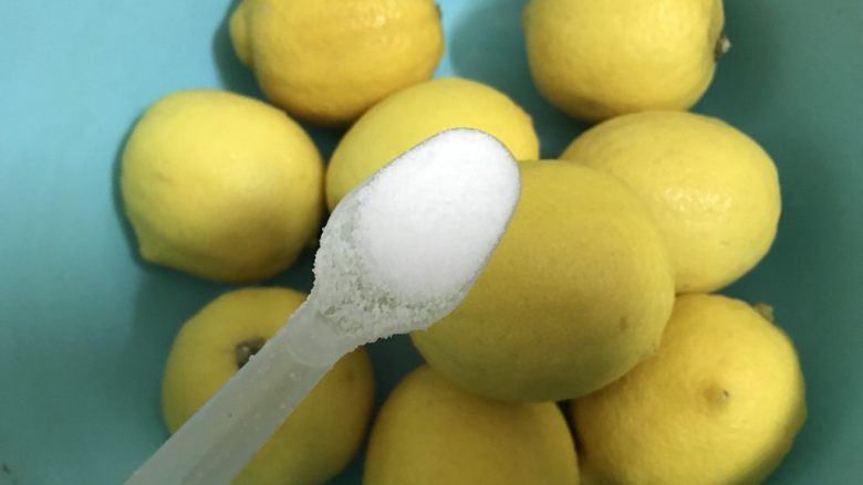 春秋季节你的喉咙需要一杯柠檬膏水,放盐进去搓洗柠檬表面。