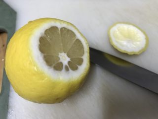 春秋季节你的喉咙需要一杯柠檬膏水,用刀切开柠檬，头尾不要。