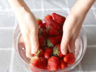 再也不用担心草莓过季了，只需三步，你还能再吃三个月,1、新鲜草莓盐水中浸泡15分钟，净水冲洗干净，去蒂。