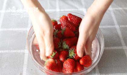 再也不用担心草莓过季了，只需三步，你还能再吃三个月,1、新鲜<a style='color:red;display:inline-block;' href='/shicai/ 592'>草莓</a>盐水中浸泡15分钟，净水冲洗干净，去蒂。
