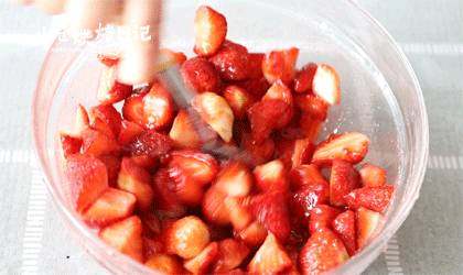 再也不用担心草莓过季了，只需三步，你还能再吃三个月,2、将草莓切成小块（如果草莓个头小，可以不用切），散上白砂糖或者冰糖，用勺子拌匀。
