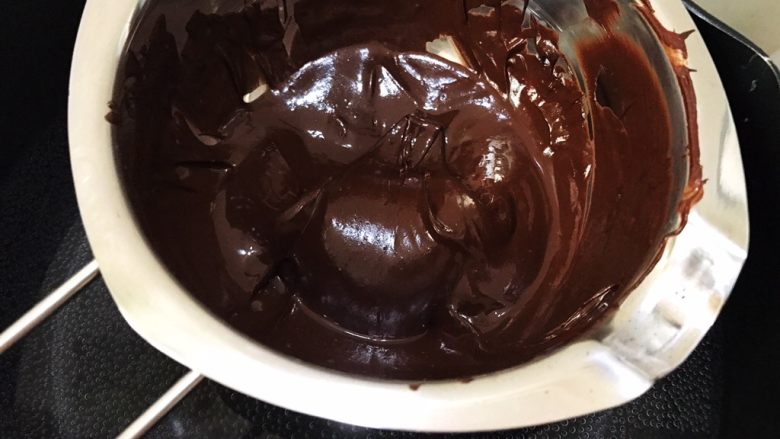 巧克力慕斯盒子,黑巧克力隔热水融化