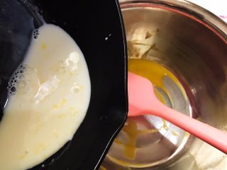 巧克力慕斯盒子,趁热加入蛋黄里，一边倒一边不停搅拌，以免蛋黄被烫熟